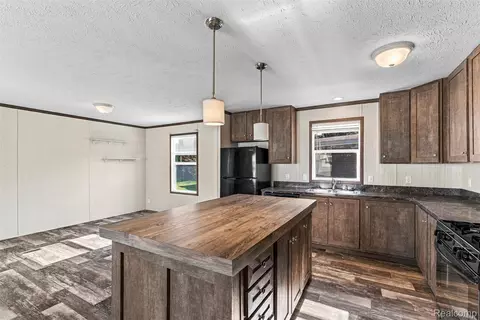 Kitchen - 165 Apollo Cir, Flushing, MI 48433 photo 3 of 3