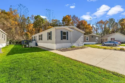Exterior - 165 Apollo Cir, Flushing, MI 48433 photo 1 of 4