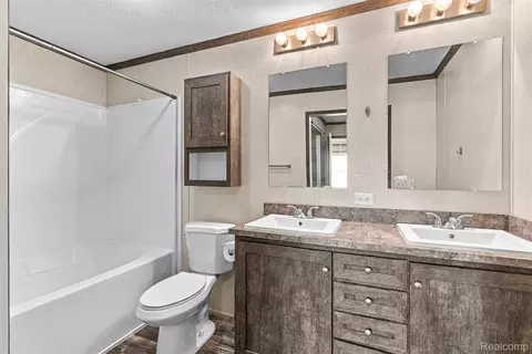 Bath - 165 Apollo Cir, Flushing, MI 48433 photo 1 of 2
