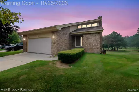 4723 Fairway Ct, Waterford, MI 48328