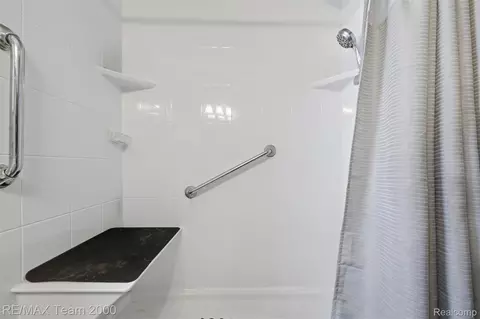 Bath - 22355 Olmstead St, Dearborn, MI 48124 photo 2 of 4