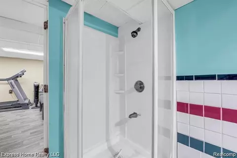 Bath - 2338 Marlow Dr, Warren, MI 48092 photo 1 of 2