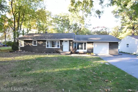 5674 Brunswick Blvd, Waterford, MI 48327