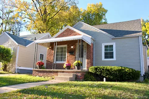 1010 Canterbury Dr, Pontiac, MI 48341