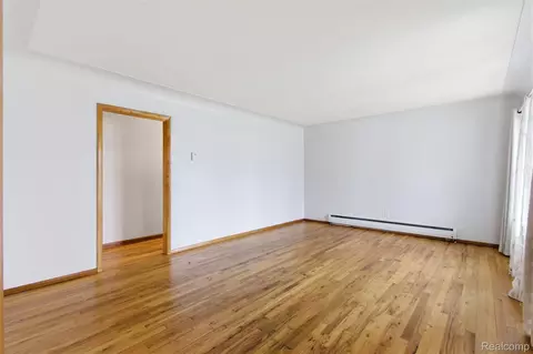 Living - 25253 Eureka Dr, Warren, MI 48091 photo 3 of 4