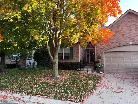 82 Winslow Cir 2 Apt Cir #3, Commerce, MI 48390