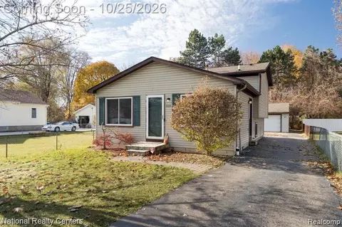 3325 Signet Dr, Waterford, MI 48329