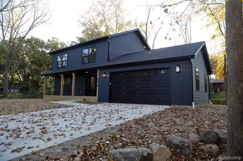 676 Pontiac Dr, Orion, MI 48362