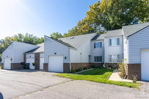 737 Clair Pointe Dr Claire Pointe Ct W #ST, Saint Clair Shores, MI 48081