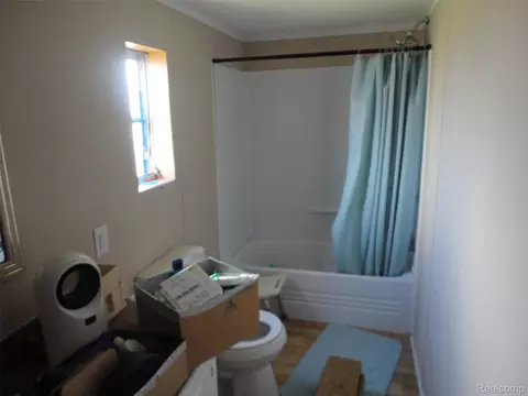 Bath - 3653 Brookline Ln, Carleton, MI 48117 photo 1 of 2