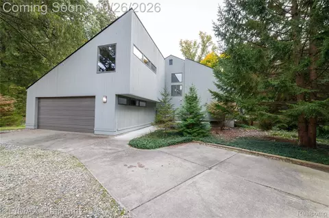 2558 Cedar Lane Ct, Hartland, MI 48353