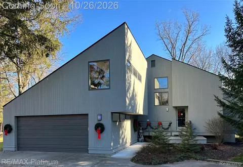 2558 Cedar Lane Ct, Hartland, MI 48353