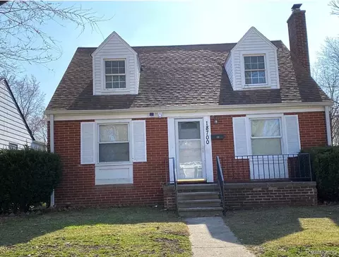 18700 Kingsville St E, Harper Woods, MI 48225