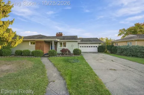 12407 Hillcrest Dr, Grand Blanc, MI 48439