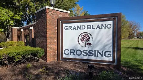 353 Horseshoe Ct, Grand Blanc, MI 48439