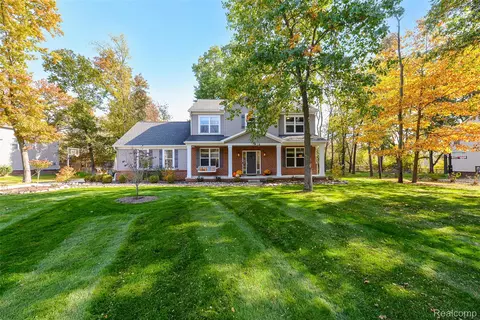 9019 Van Dusen Ct, Green Oak, MI 48178