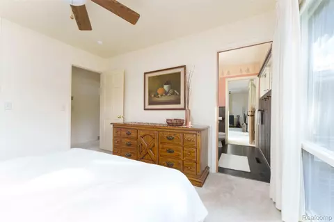 Bedroom - 726 Devonshire Rd, Fowlerville, MI 48836 photo 2 of 3
