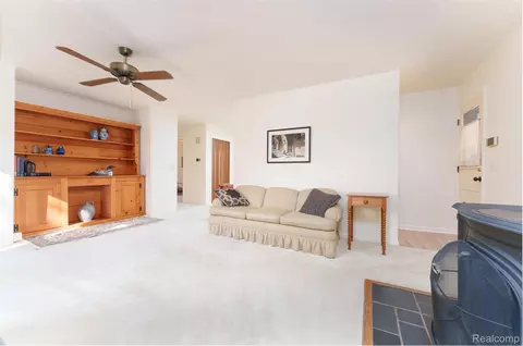 Living - 726 Devonshire Rd, Fowlerville, MI 48836 photo 4 of 5