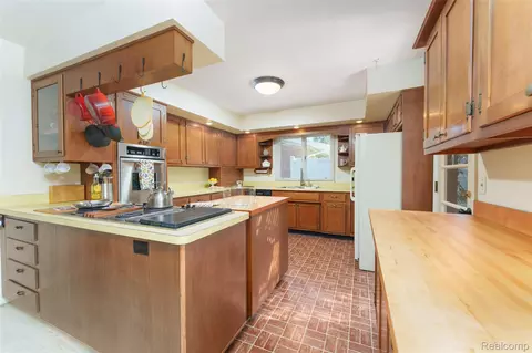 Kitchen - 726 Devonshire Rd, Fowlerville, MI 48836 photo 1 of 4