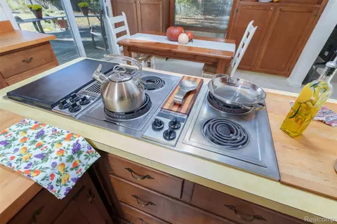 Kitchen - 726 Devonshire Rd, Fowlerville, MI 48836 photo 2 of 4