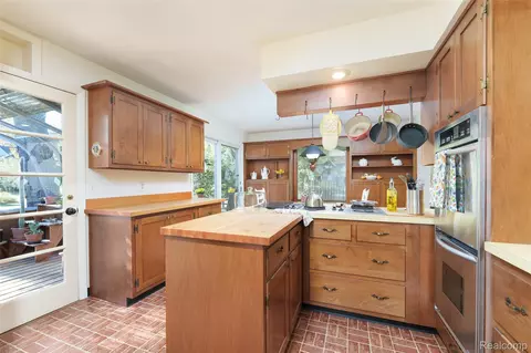 Kitchen - 726 Devonshire Rd, Fowlerville, MI 48836 photo 4 of 4