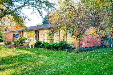 726 Devonshire Rd, Fowlerville, MI 48836