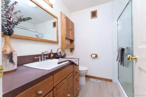 Bath - 726 Devonshire Rd, Fowlerville, MI 48836 photo 2 of 3