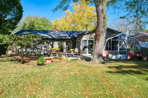Exterior - 726 Devonshire Rd, Fowlerville, MI 48836 photo 5 of 7