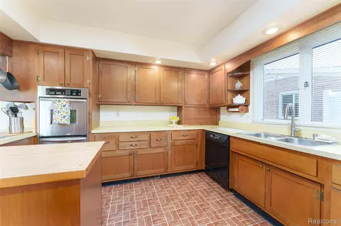 Kitchen - 726 Devonshire Rd, Fowlerville, MI 48836 photo 3 of 4