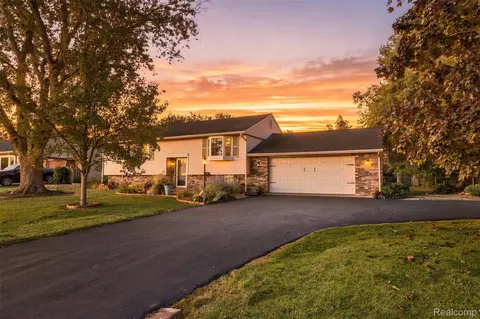 827 Los Arboles Dr, Wolverine Lake, MI 48390