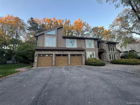 4542 Walden Dr, Bloomfield Hills, MI 48301