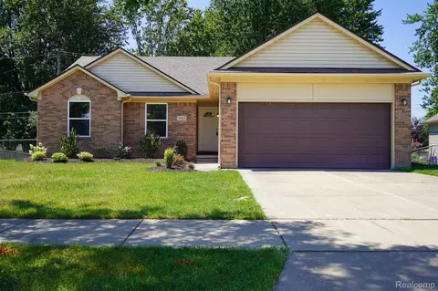 51819 Kings Pointe Dr, New Baltimore, MI 48047
