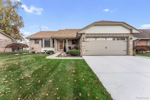 21413 Deerfield Dr, Woodhaven, MI 48183