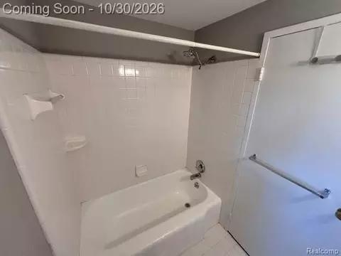 Bath - 1722 Graefield Rd Apt Rd #46, Birmingham, MI 48009 photo 1 of 2