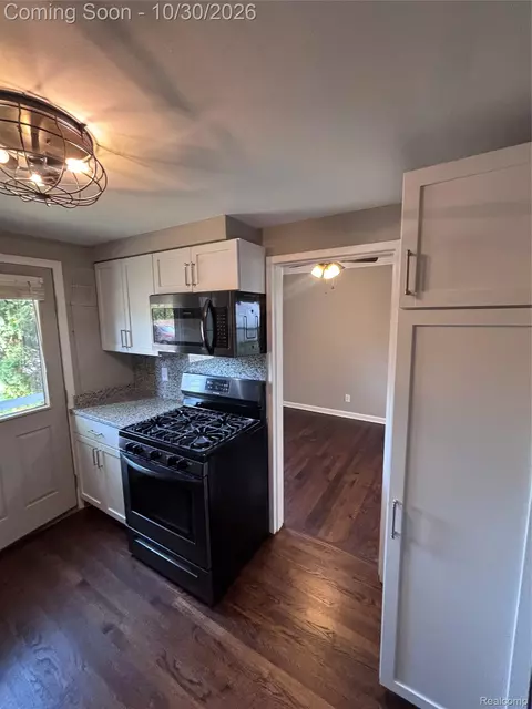 Kitchen - 1722 Graefield Rd Apt Rd #46, Birmingham, MI 48009 photo 2 of 3