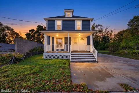 132 E Howard St, Pontiac, MI 48342