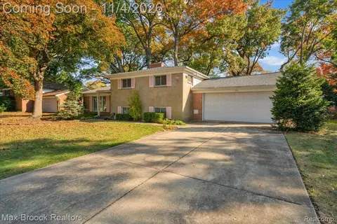 1803 Sherwood St, Sylvan Lake, MI 48320