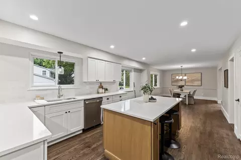 2185 Brenthaven Dr, Bloomfield Hills, MI 48304