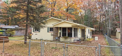 706 Old Trail Dr, Denton, MI 48629
