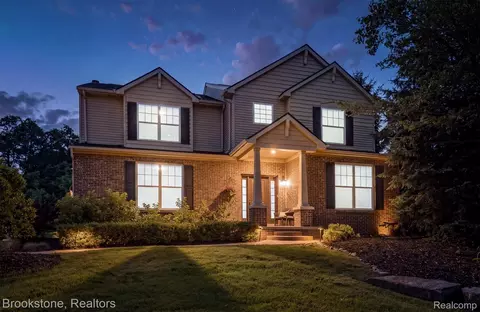 1161 Glass Lake Cir, Oxford, MI 48371