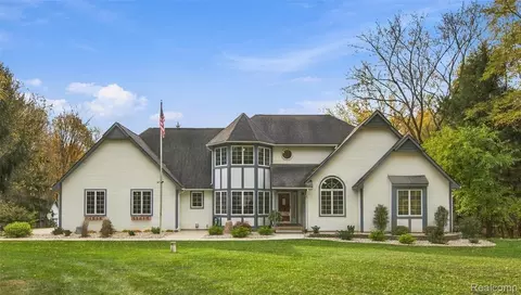 12090 Great Oaks Dr, Tyrone, MI 48430
