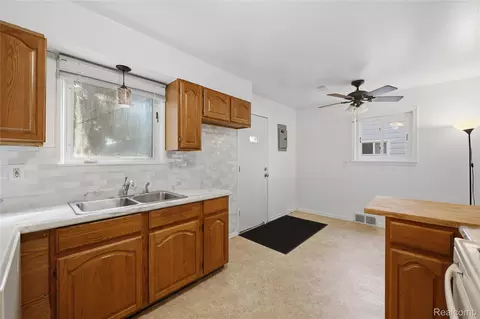 Entry Way - 22556 Masch Ave, Warren, MI 48091 photo 1 of 2