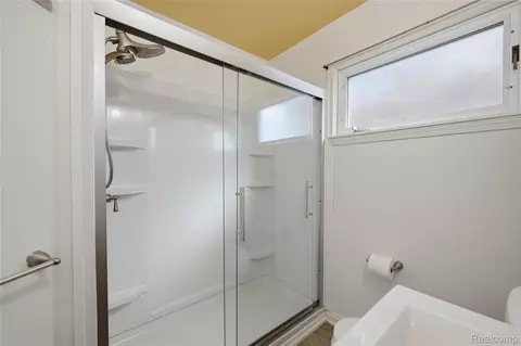 Bath - 22556 Masch Ave, Warren, MI 48091 photo 2 of 2