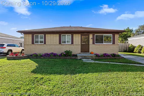 16024 Wellington Ave, Roseville, MI 48066