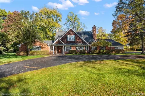 1760 Cedar Hill Dr, Bloomfield Hills, MI 48301