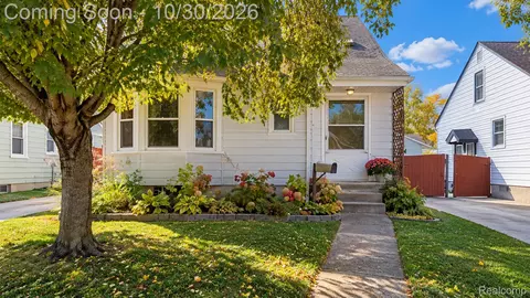 20024 Roscommon St, Harper Woods, MI 48225