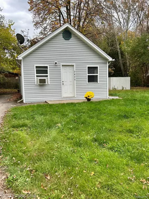 2853 Peerless Ave, Waterford, MI 48328