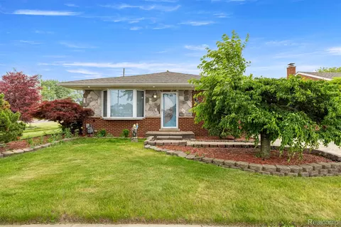 8786 N Evangeline St, Dearborn Heights, MI 48127