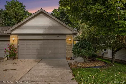 3132 Harbor Ct, Waterford, MI 48328