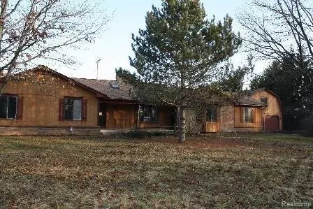 2465 E Wardlow Rd, Highland, MI 48356 photo 1